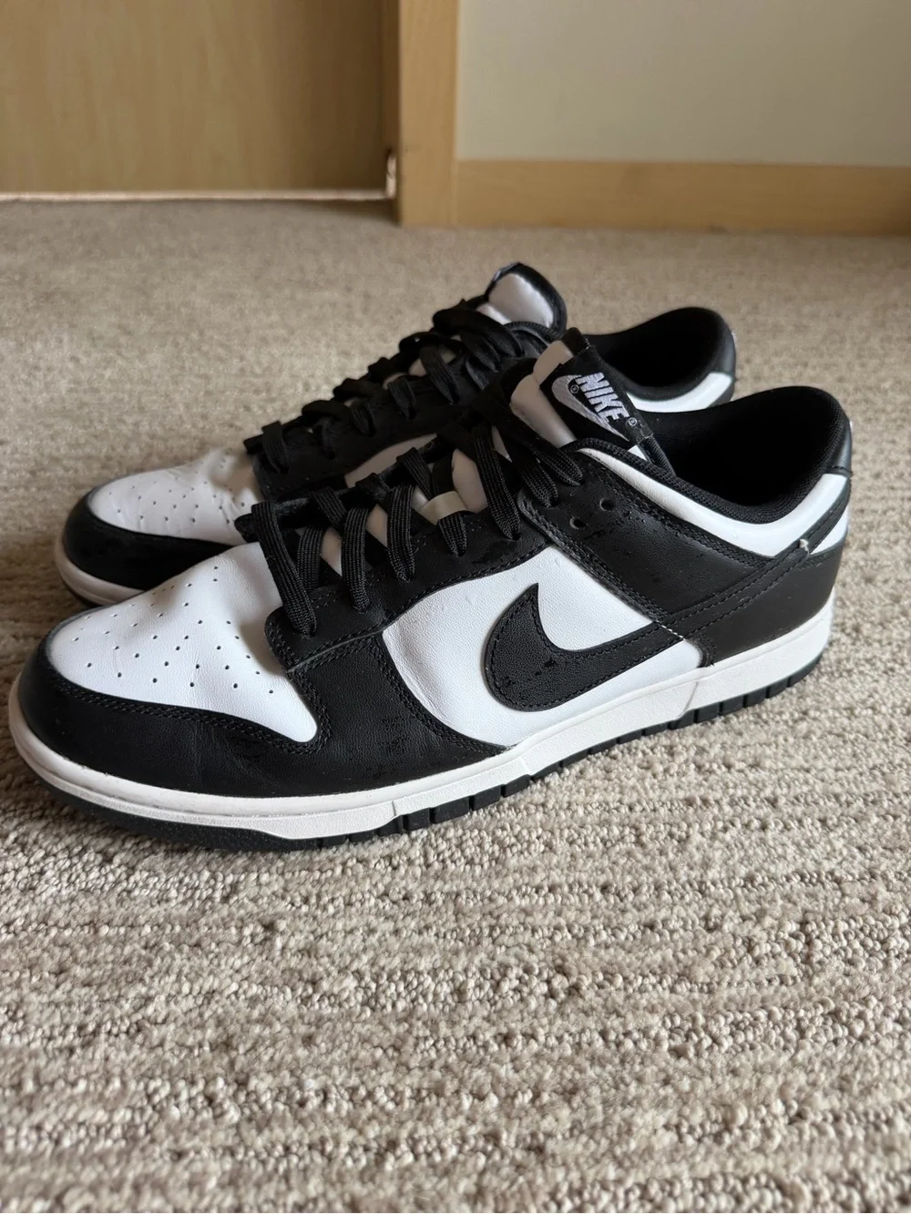 Nike Men’s Black and White Low-Top Sneakers with Swoosh panda dunks